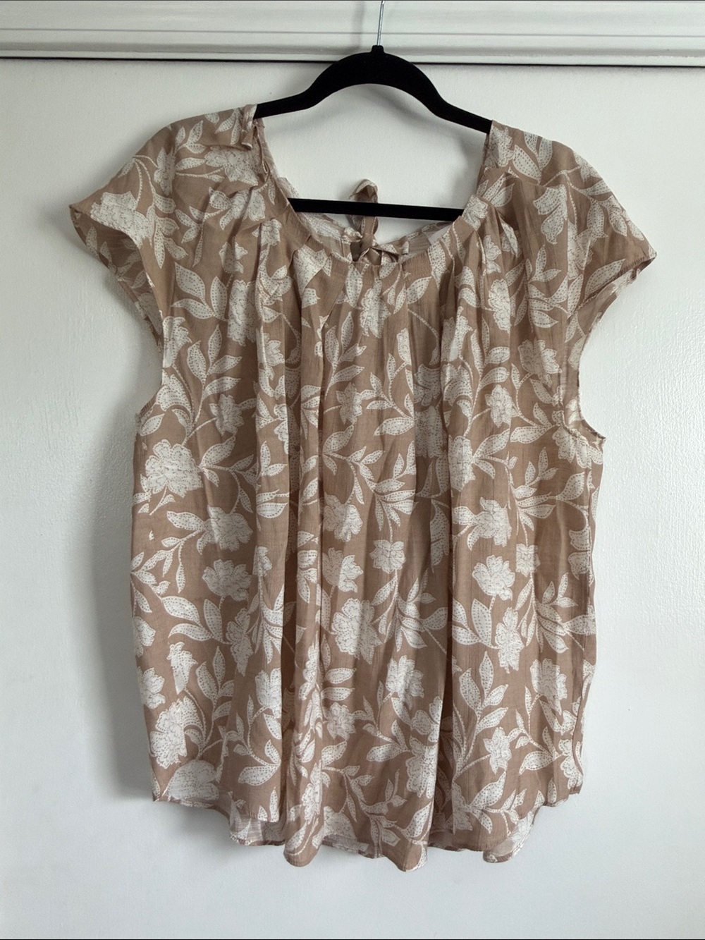 LC Lauren Conrad Beige Floral Tie-Neck Cap Sleeve Blouse